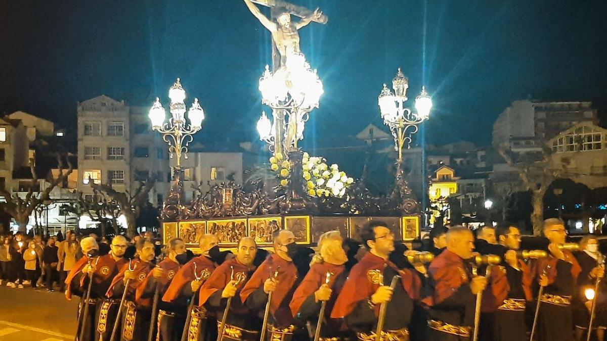 El Cristo del Consuelo en la procesión del Silencio, en la alameda de Cangas. |   // FDV