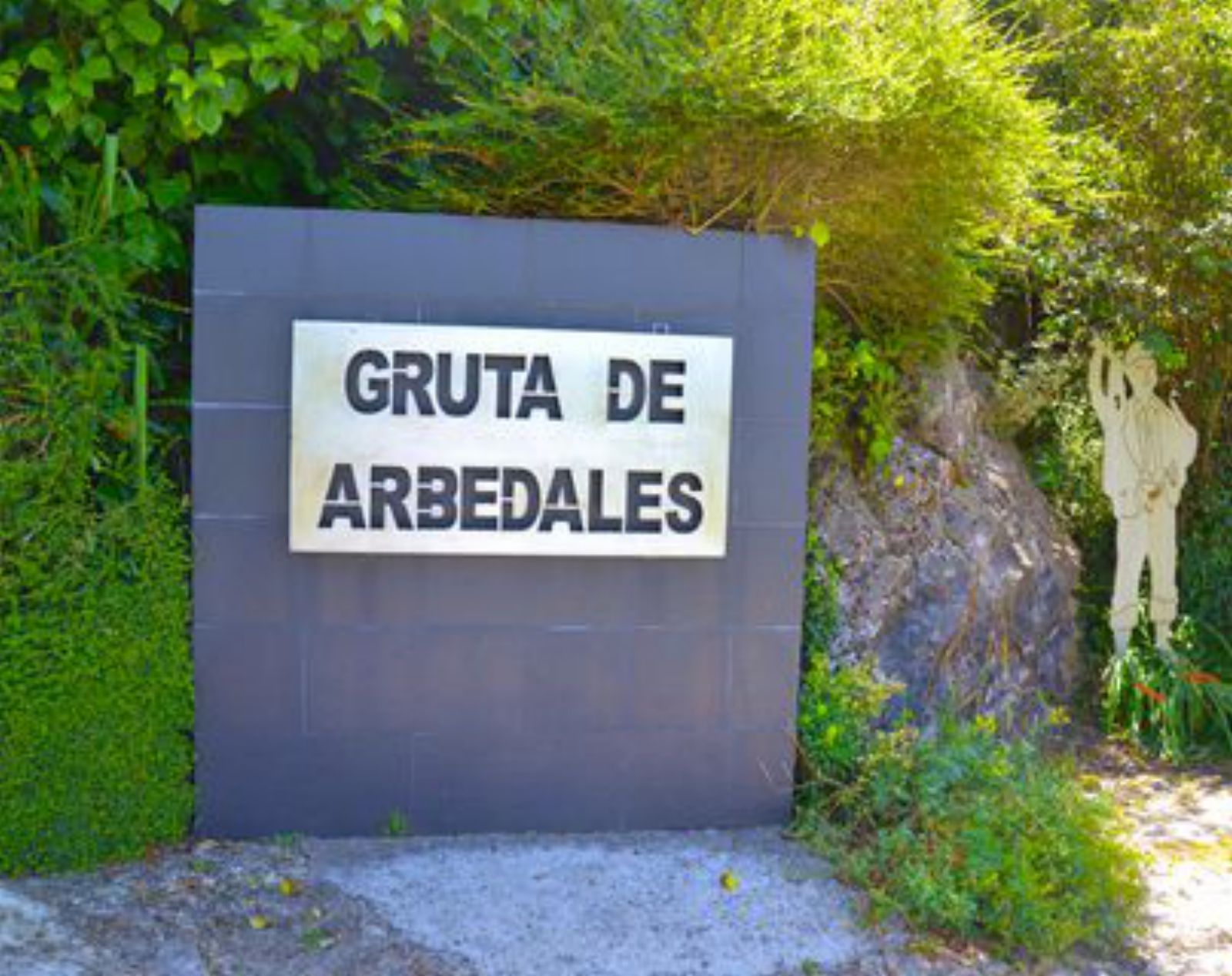 Exterior de la Gruta de Arbedales.