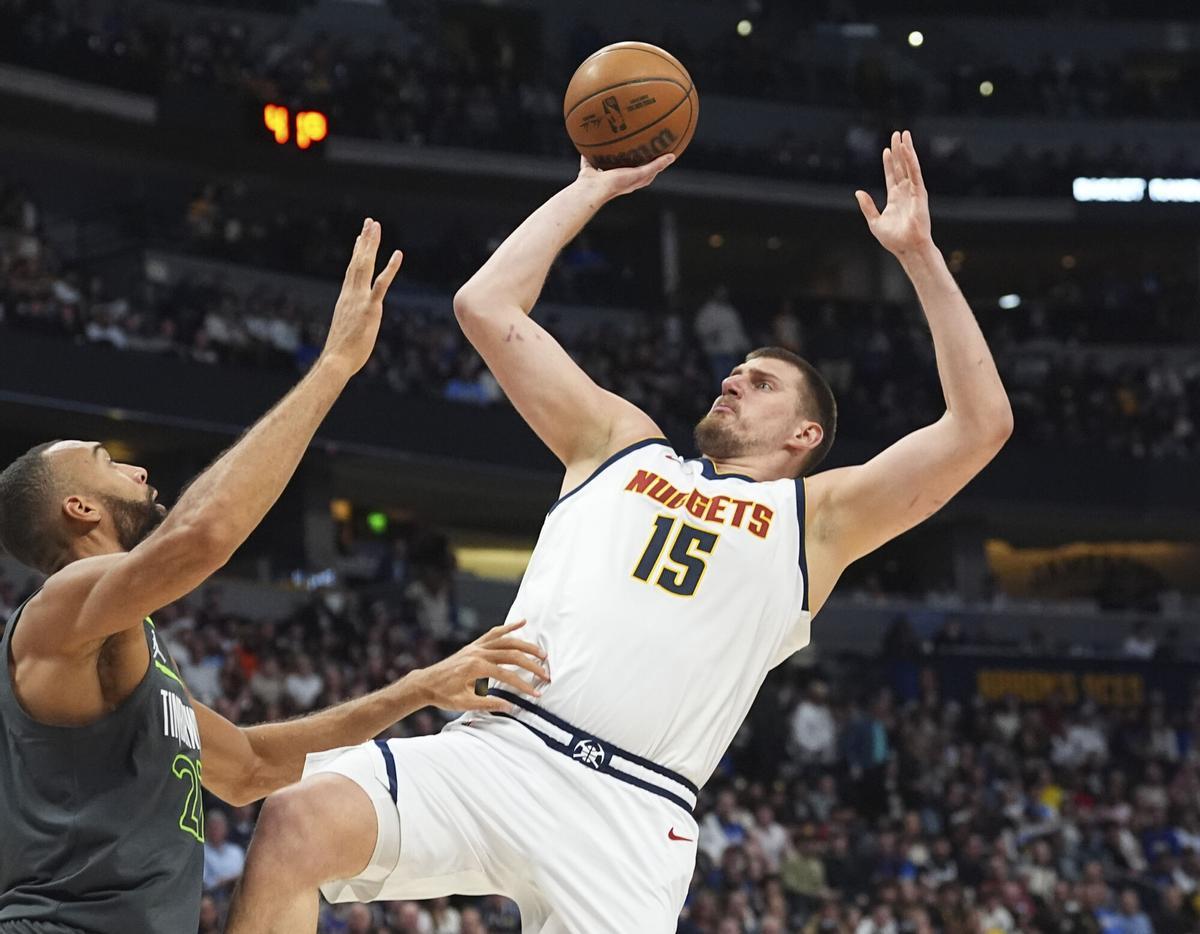 Nikola Jokic volvió a completar otra gran noche en la NBA, pese a la derrota de su equipo