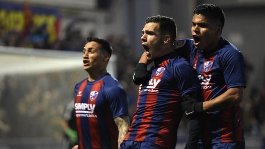 El Huesca electrocuta a Osasuna y hace del liderato su trono