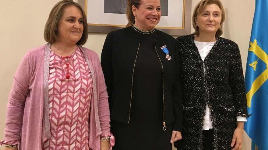 Raquel Casado, Myriam Hernández y Delia Losa, en el acto de entrega de la medalla.