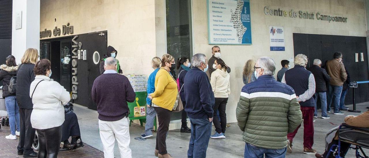 Continúan las colas ante los centros de salud que prevén el pico de la sexta ola en unos días. | ALEX DOMÍNGUEZ