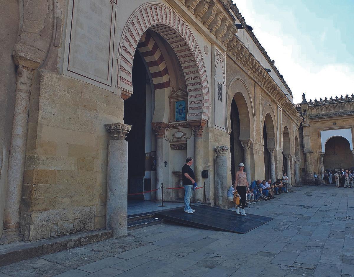 Puerta del Perdón de la Mezquita-Catedral en la que se encuentran dos columnas milenarias del periodo romano.