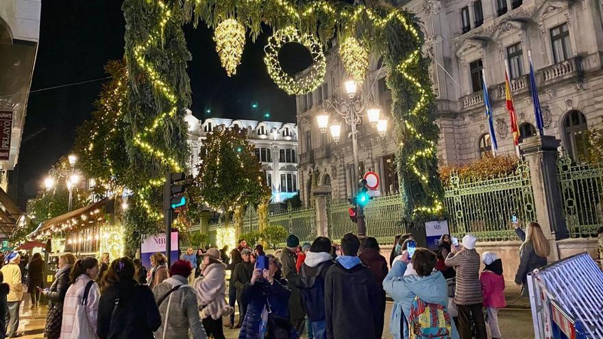 Los vecinos de Oviedo podrán recorrer las luces de Navidad en el bus turístico por 4 euros