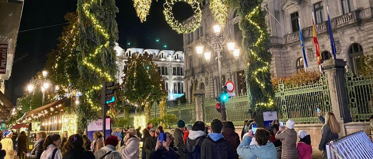 Los vecinos de Oviedo podrán recorrer las luces de Navidad en el bus  turístico por 4 euros - La Nueva España