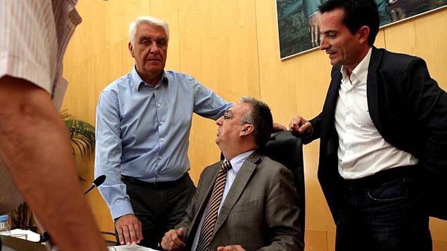 Agustín Navarro, en la foto con el secretario y Bañuls, lamentó la imagen del pleno.