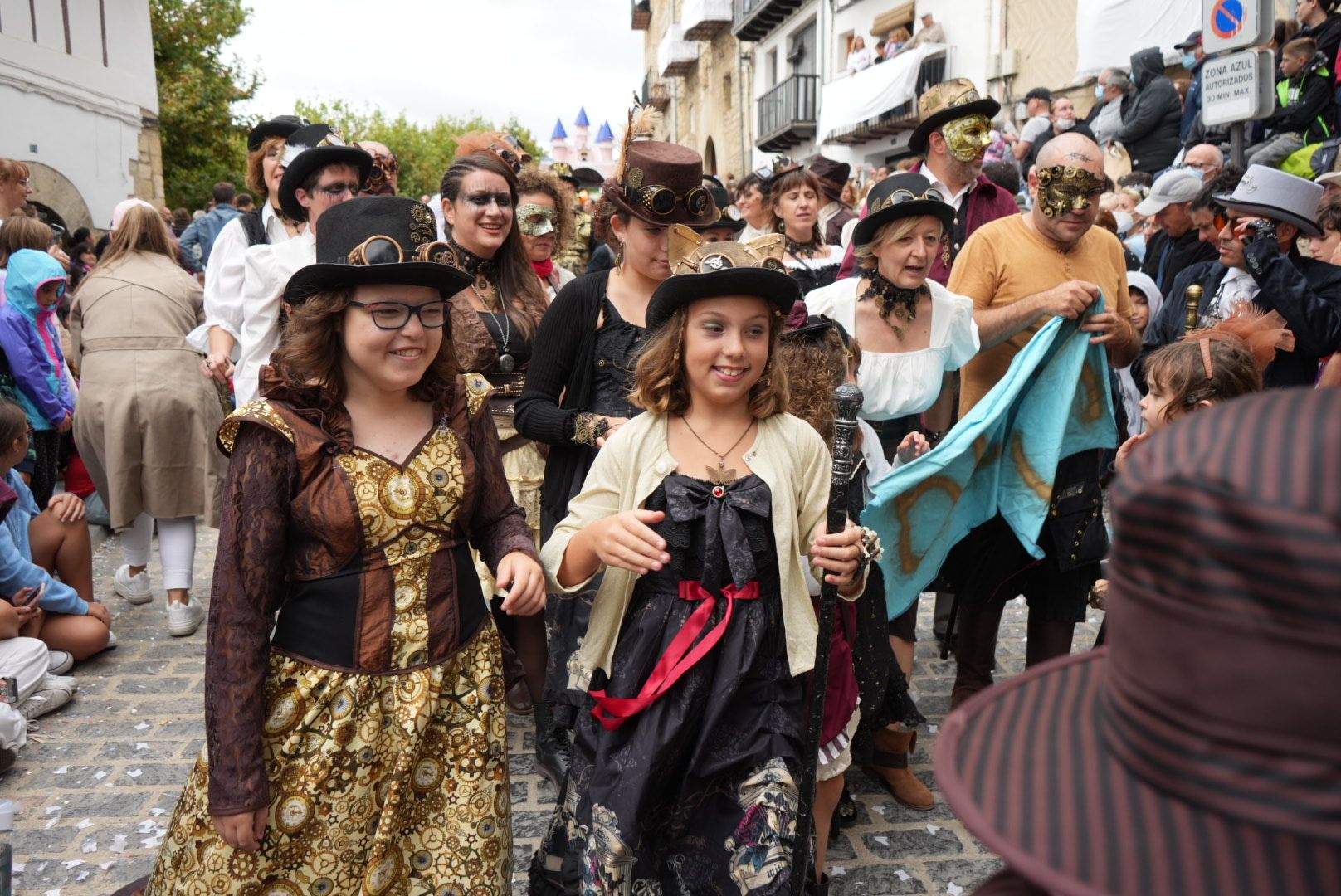 Batalla de confeti y desfile de carrozas en el Anunci de Morella