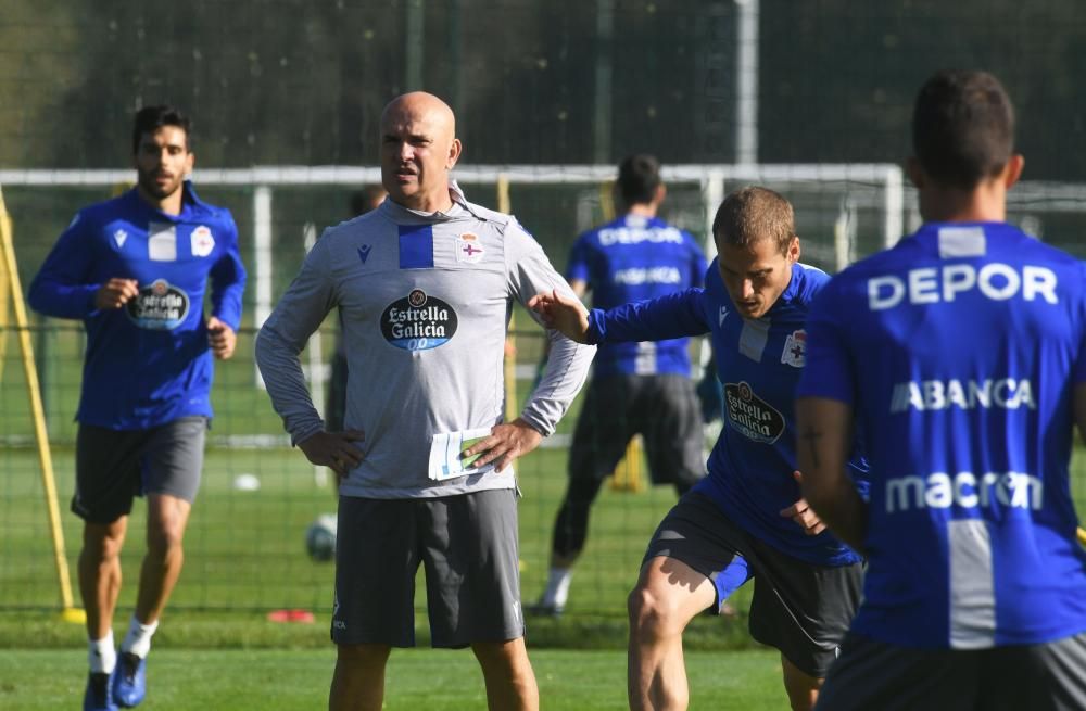 El nuevo técnico blanquiazul llega a A Coruña decidido a sacar al equipo coruñés de donde está -antepenúltimo en su categoría- y lograr el objetivo de estar entre los seis primeros clasificados.