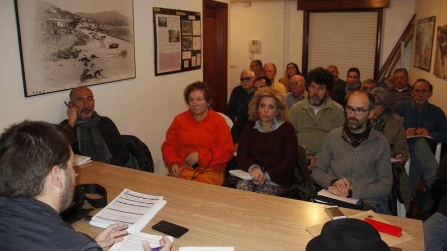 Participantes en el consello de A Seara, ayer en Fonte Can. // S.Á.