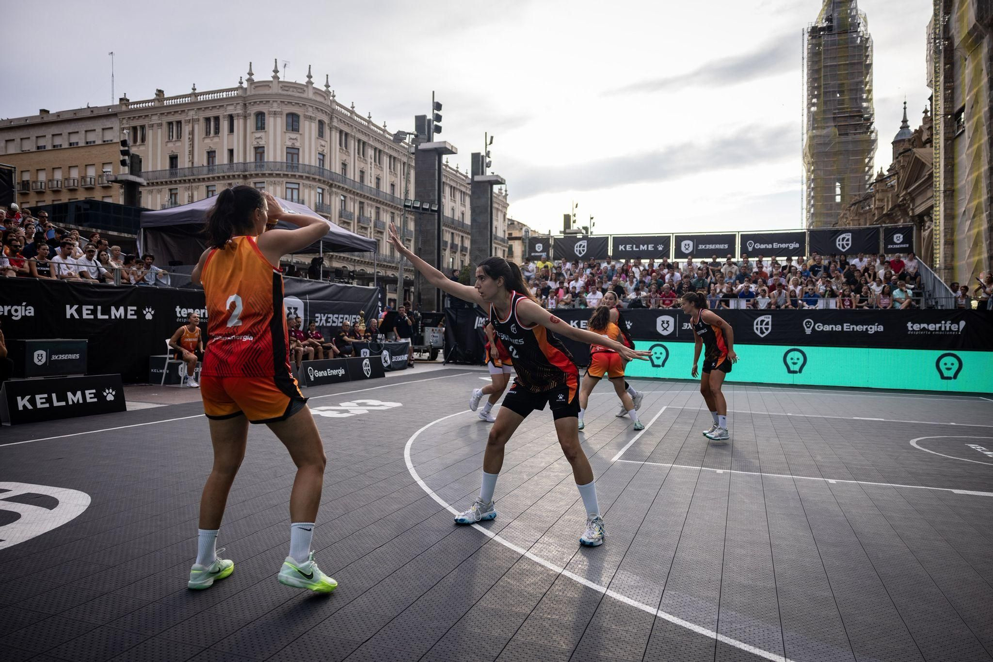 En imágenes | La Plaza del Pilar respira baloncesto con el 3x3