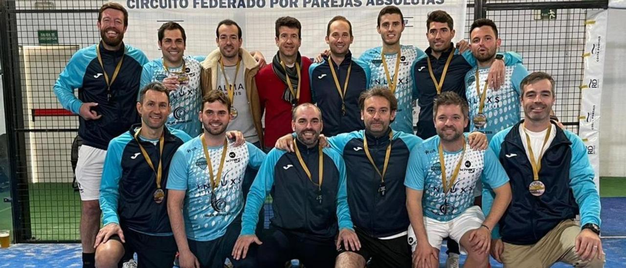 Los jugadores del CE Pádel Eivissa posan con sus medallas tras la victoria en la final. | CEPE