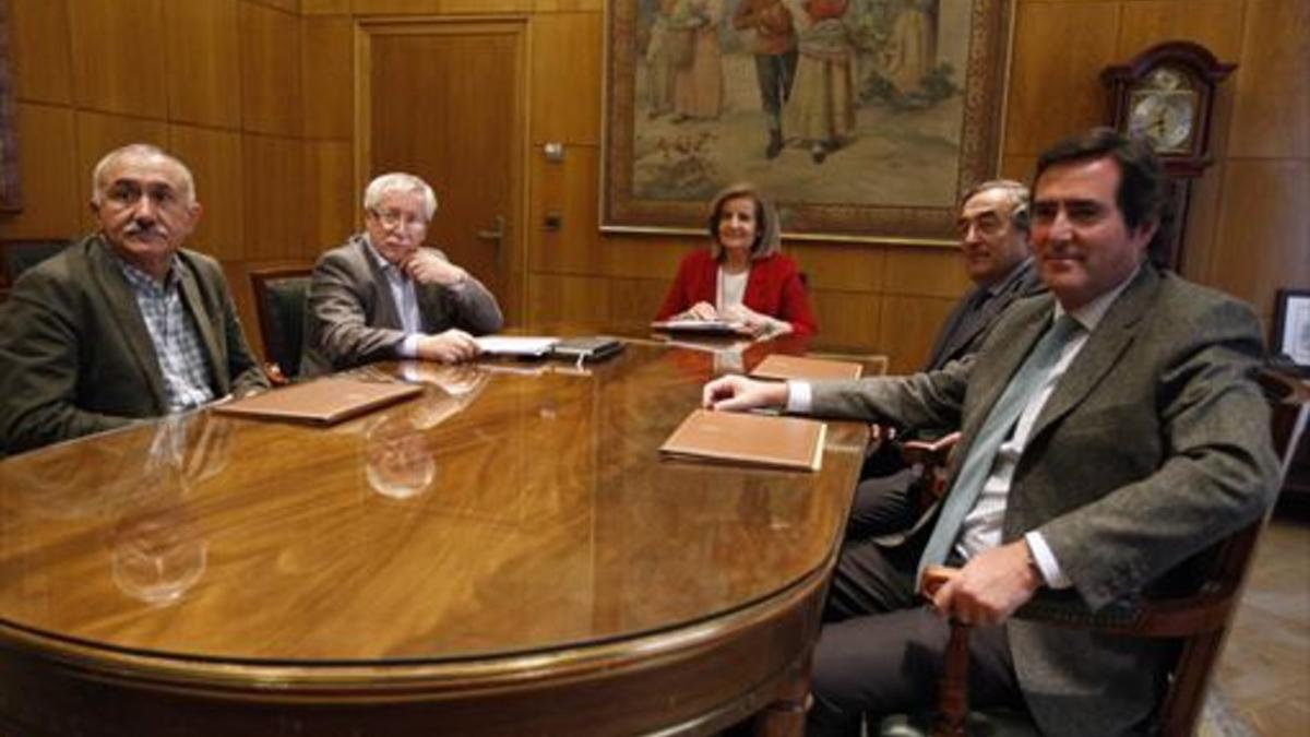 Los sindicalistas Álvarez y Fernández Toxo, la ministra Báñez, y los patronos Rosell y Garmendia, el 17 de octubre.