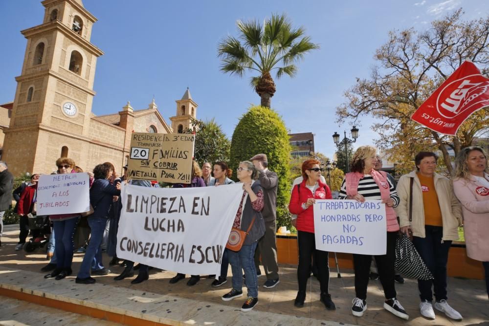 Las limpiadoras en huelga por los impagos de la empresa adjudicataria de la Generalitat protagonizaron ayer una protesta ante el Ayuntamiento de Torrevijea