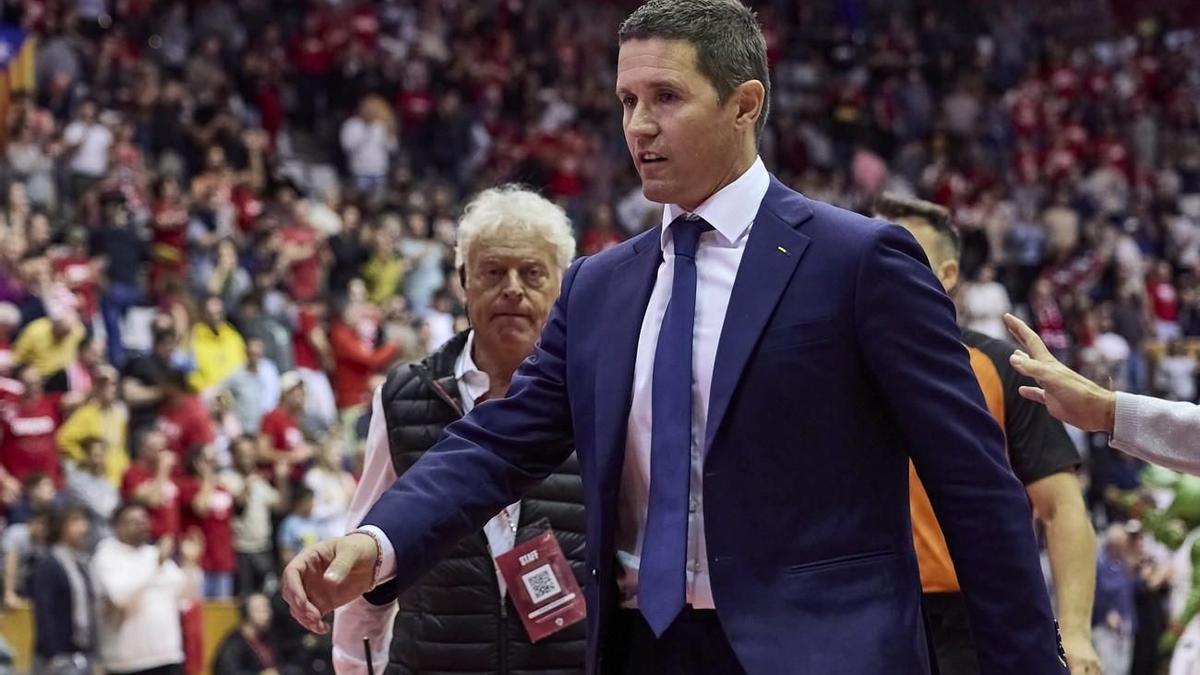 Jaka Lakovic se retira a vestuarios en el descanso en Fontajau.