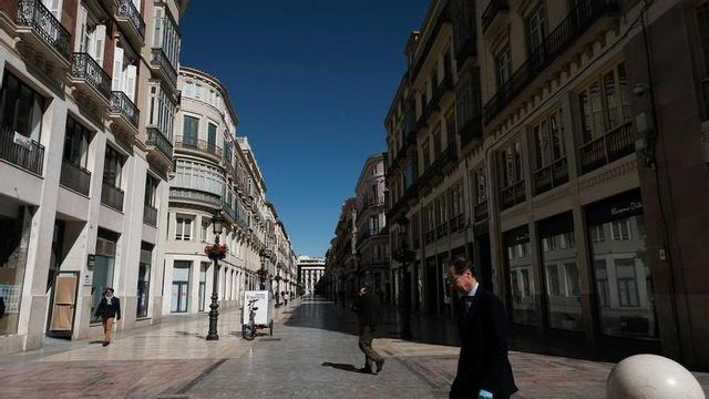 La calle Larios vacía y con todos los comercios cerrados.
