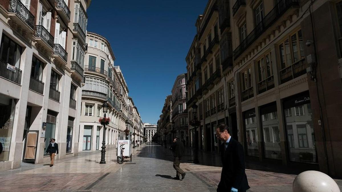 La calle Larios vacía y con todos los comercios cerrados.