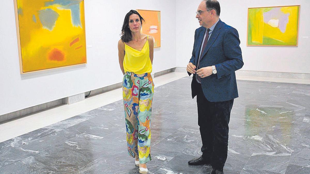 La comisaria Ana Doldán de Cáceres junto a Pascual Martínez, director de la Fundación.