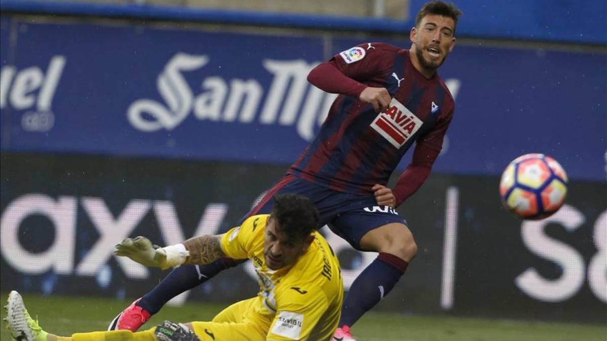 Sergi Enrich supera a Herrerín para marcar el segundo gol del Eibar