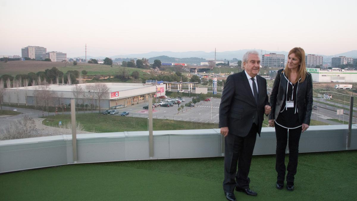 La alcaldesa de Rubí, en la presentación de la nueva pista de pádel.