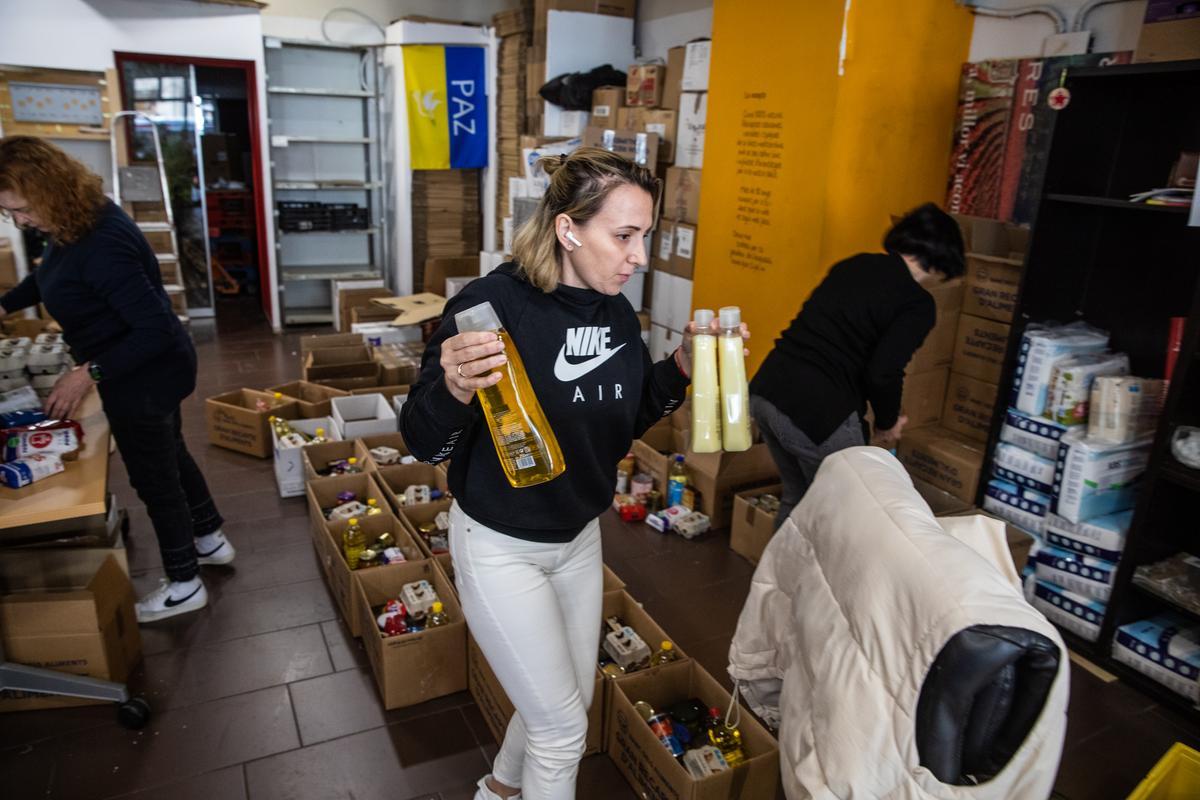 Kataryna Hladysh, en el centro de distribución de ayuda humanitaria para los refugiados ucranianos de Barcelona, el pasado lunes.
