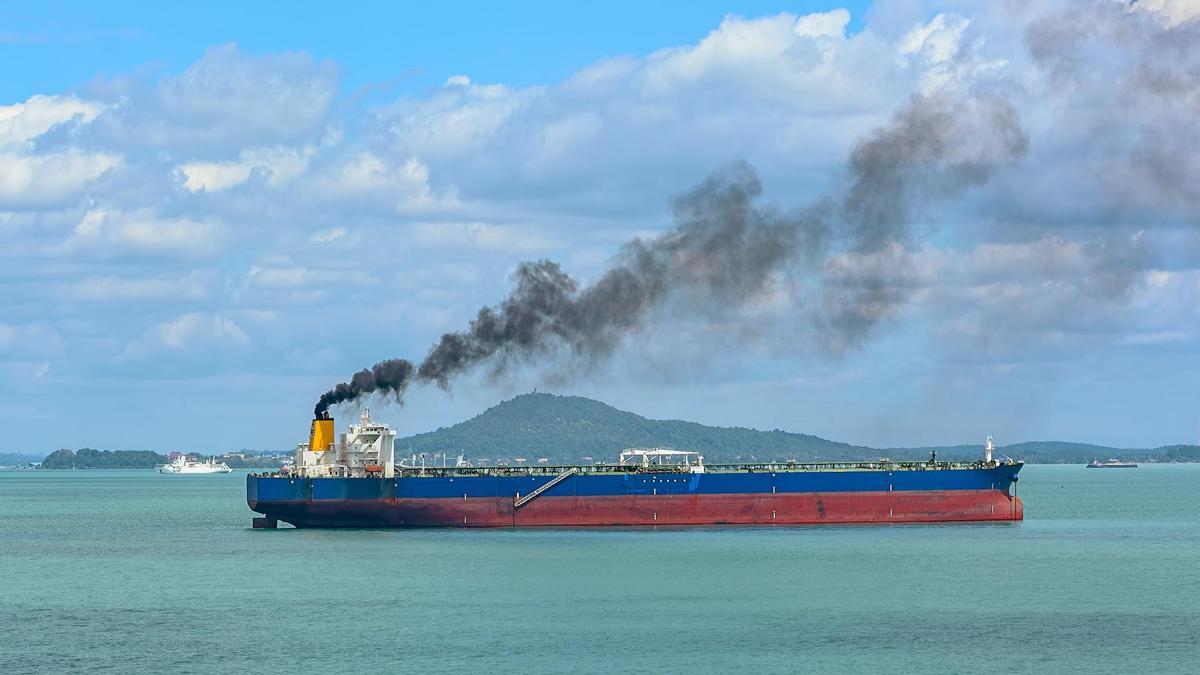 Barco emitiendo gases
