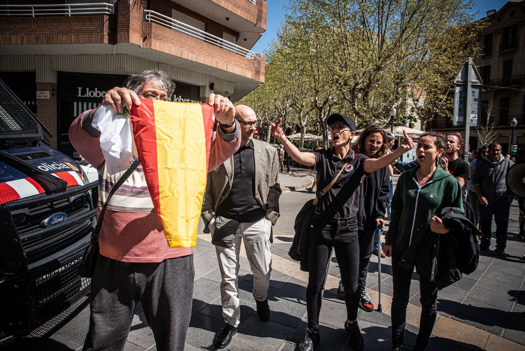 Antifeixistes protesten en l'acte de campanya de Vox a Cris Rei