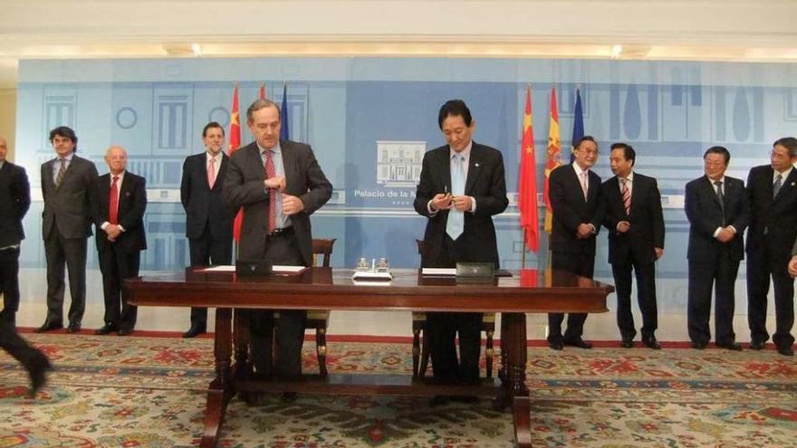 El presidente portuario y un representante de Beijing 3E, en la firma del compromiso en mayo de 2012.