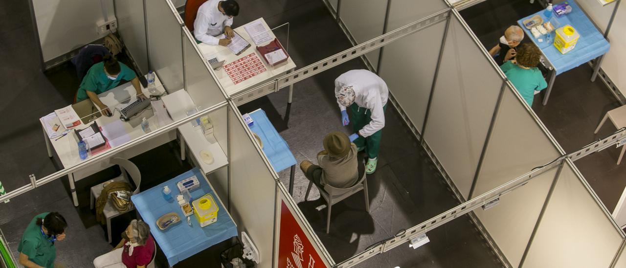 Vaccinazione di massa effettuata nel recinto di Ciudad de la Luz, ad Alicante.