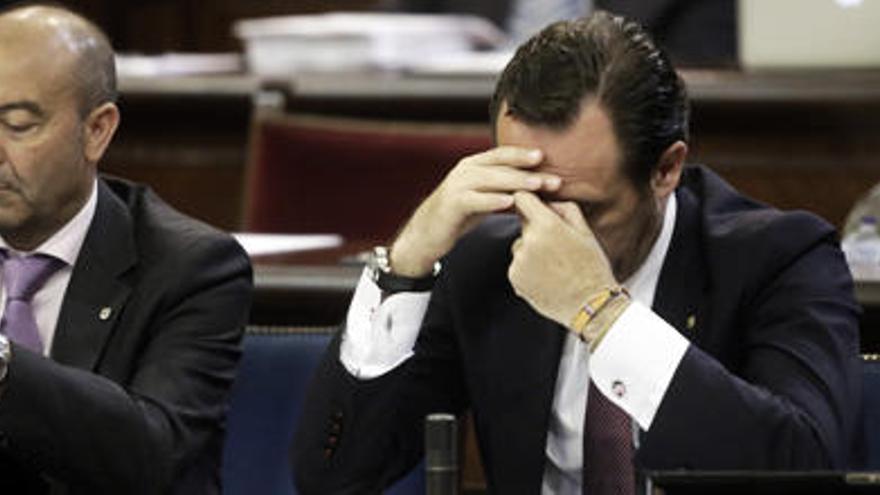 Antoni Gómez y José Ramón Bauzá, durante el pleno de este martes.