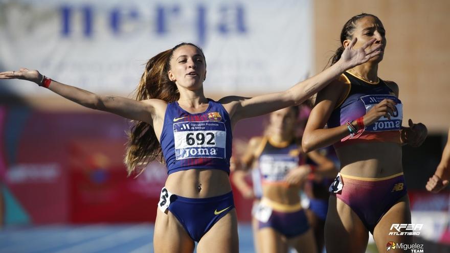 Lucía Pinacchio celebra su victoria en el 800 femenino en el pasado Nacional