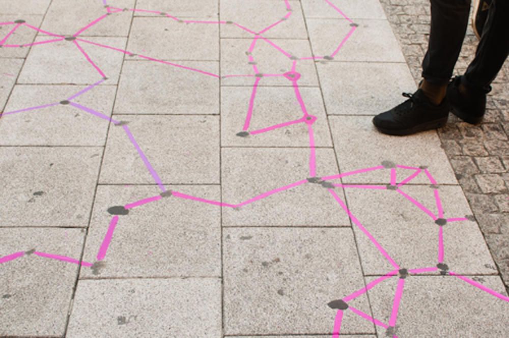 La artista Paula Fraile traza un mapa de color entre los restos de chicles que invaden las calles de la ciudad, dentro del ciclo 'Expontáneas'