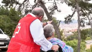 Este proyecto de la Creu Roja ayuda a las personas mayores de Barcelona a mantener su vida social