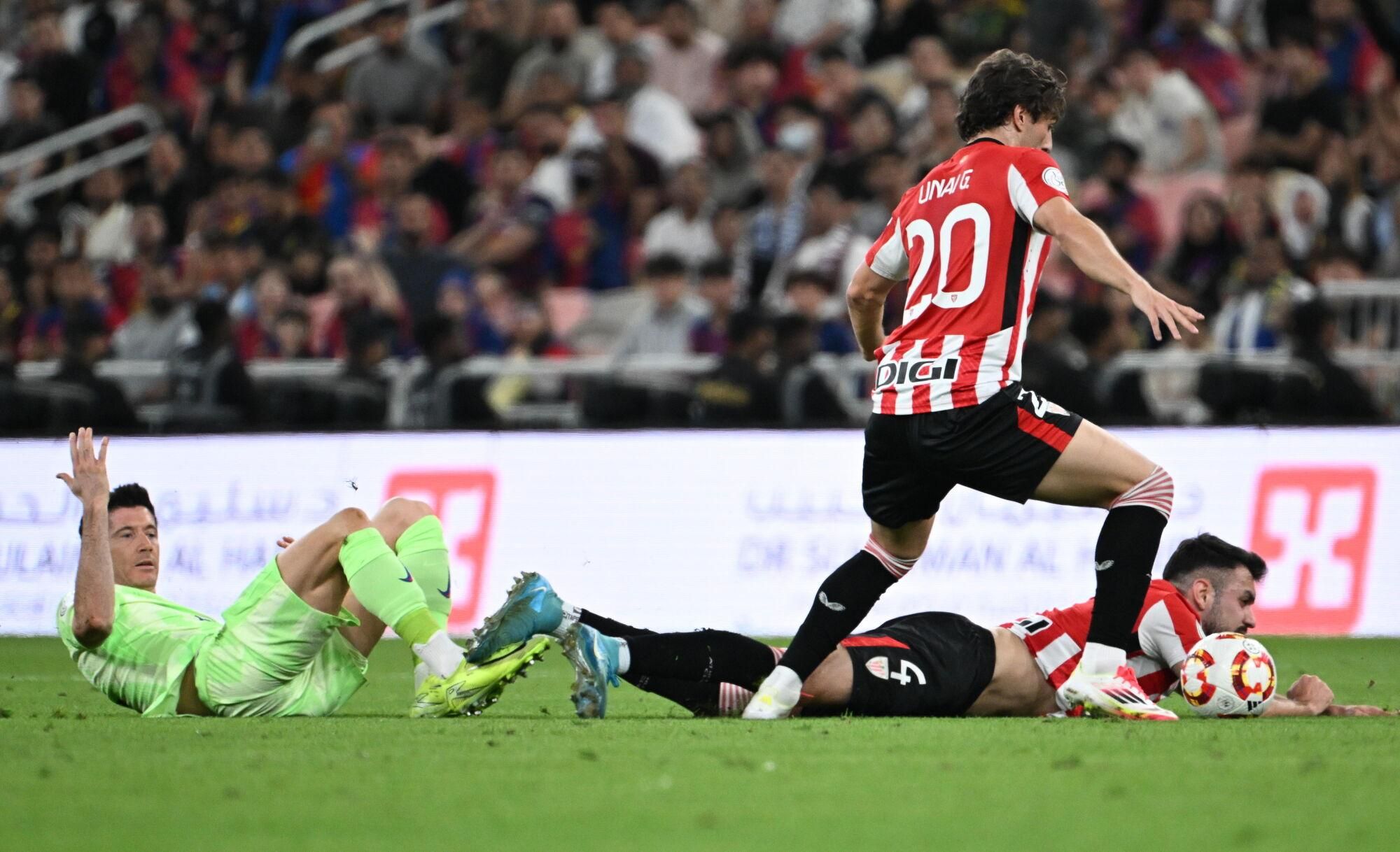 Jeddah (Saudi Arabia), 08/01/2025.- Athletic Club's Unai Gomez (front) and Aitor Paredes (back-down) in action against Barcelona's Robert Lewandowski (L) during the Spanish Super Cup semi final match between Athletic Club and FC Barcelona, in Jeddah, Saudi Arabia, 08 January 2025. (Arabia Saudita) EFE/EPA/STRINGER