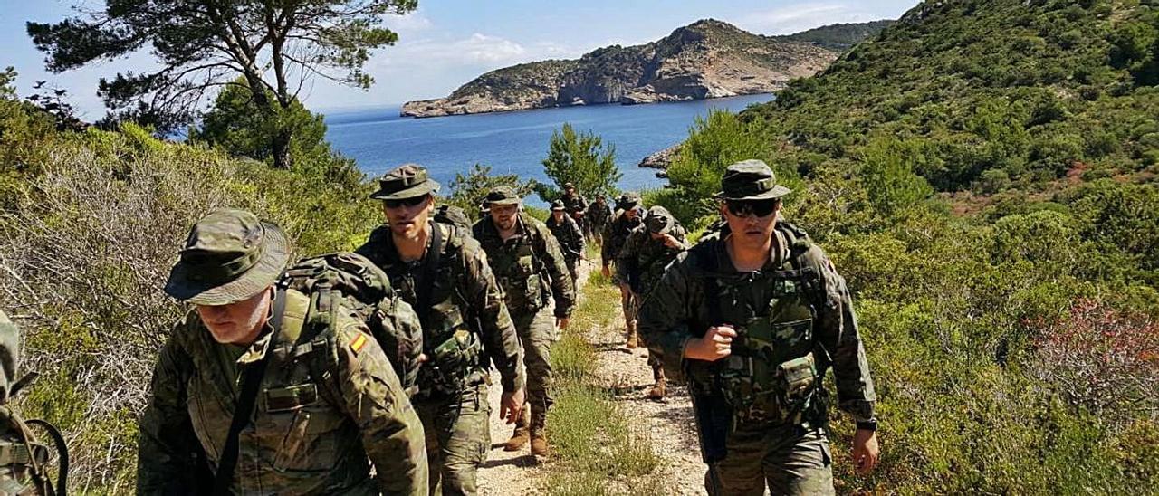 Un destacamento del Ejército de Tierra con Cabrera de fondo. |