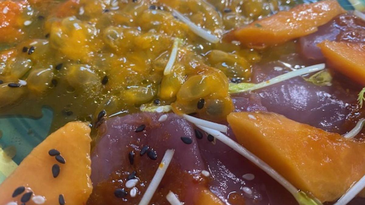 Un exquisito tiradito de atún, kimchi casero, papaya y salsa de parchita. | | E.D.