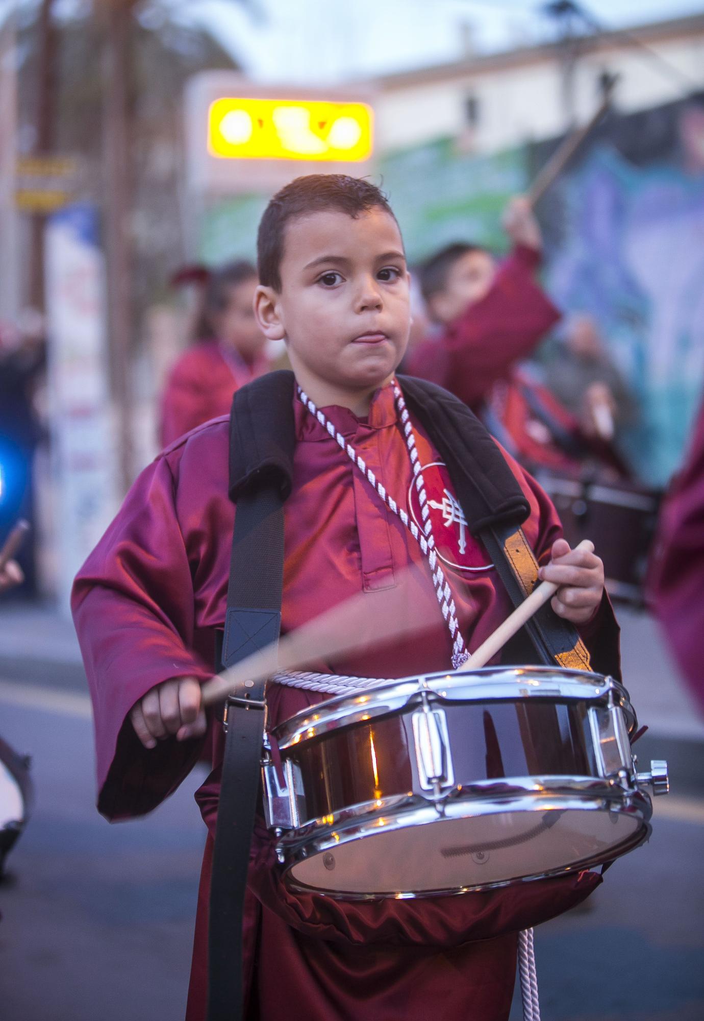 Un niño toca el tambor durante la procesión