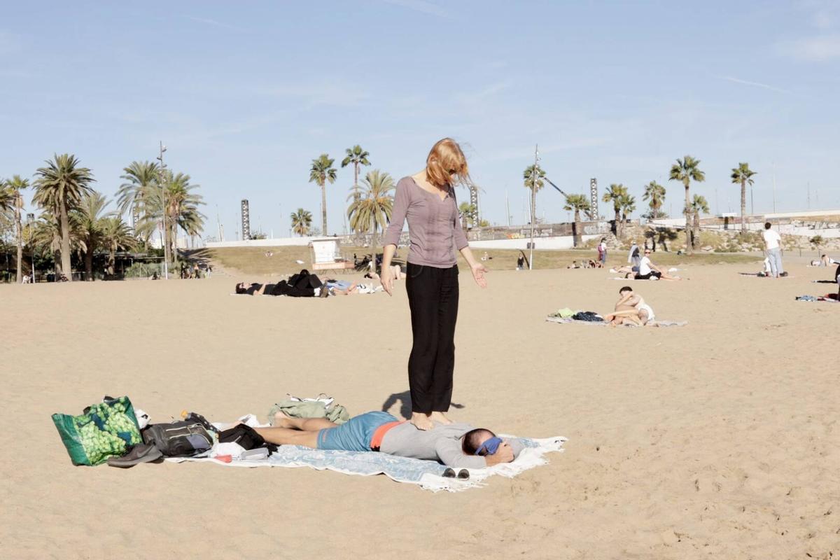 Barceloneses acuden a la playa por las altas temperaturas de noviembre