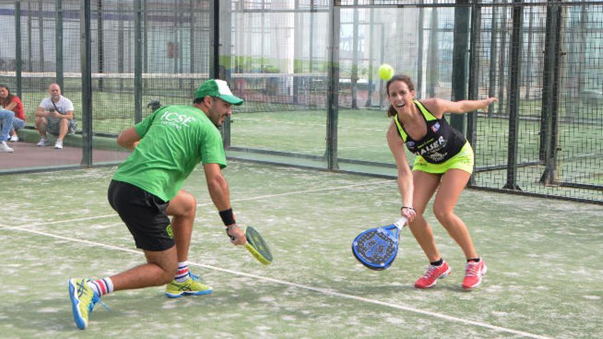 Marta Marrero, con Rubén Álamo en el partido de exhibición en el que participó con motivo del torneo.