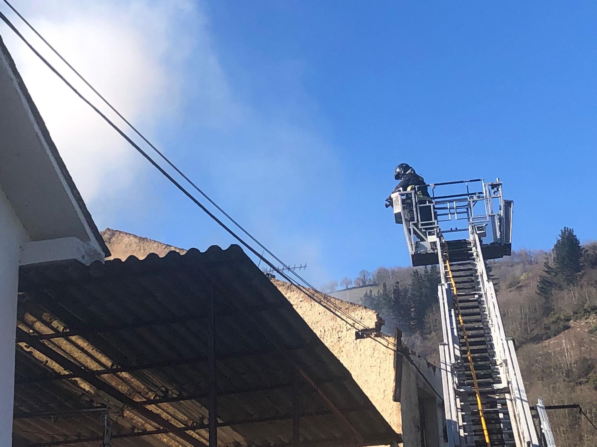 EN IMÁGENES: Muere una mujer y otra resulta herida grave en el incendio de una vivienda en Cangas del Narcea