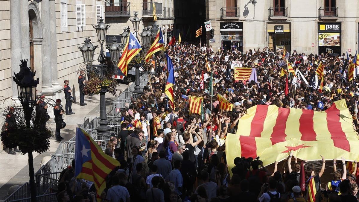 Ambiente en la plaza de Sant Jaume ante la comparecencia de Puigdemont, este jueves, al mediodía.