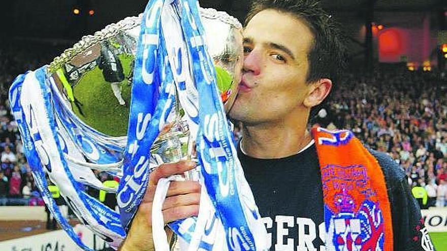 Nacho Novo besa la última Copa de la Liga ganada con el Glasgow Rangers.