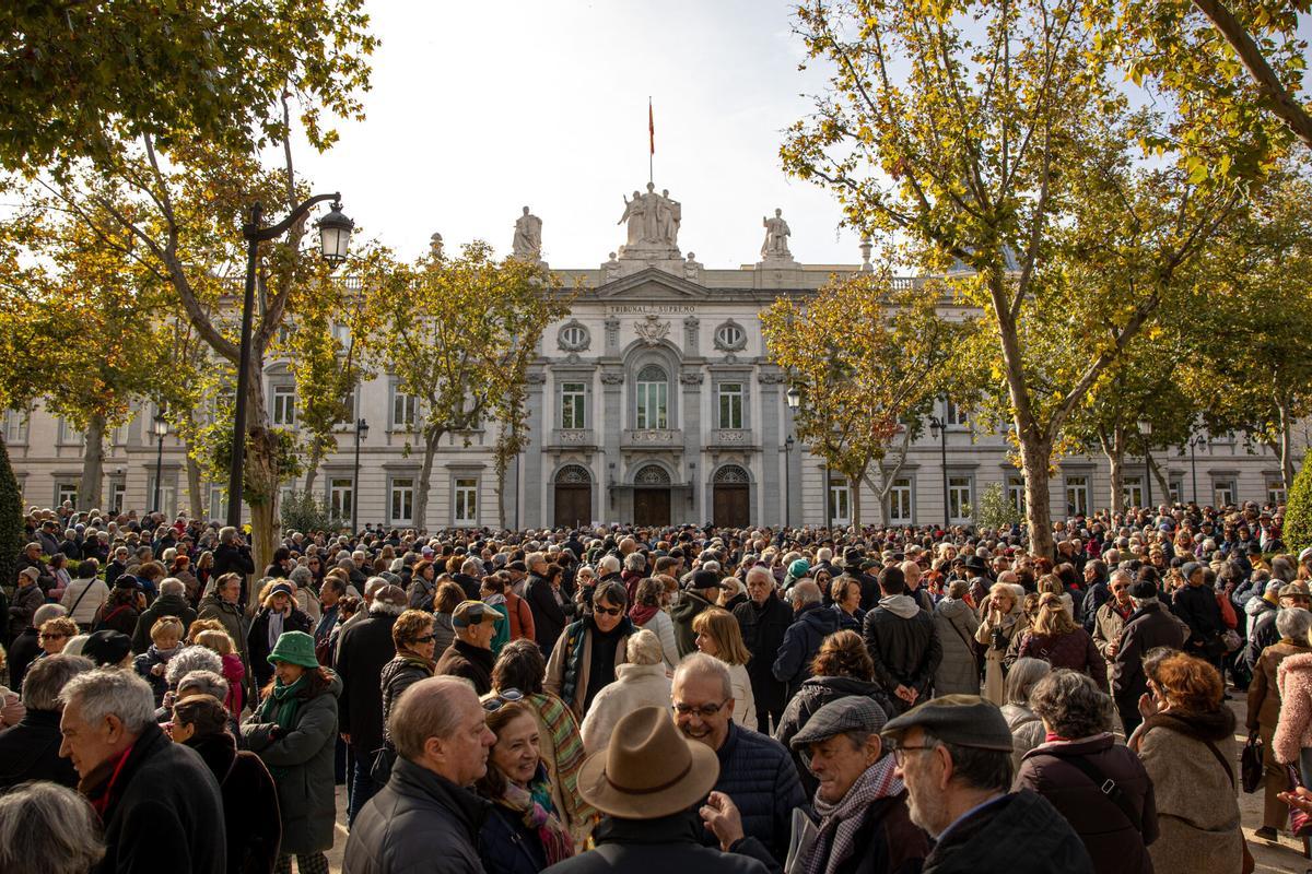 Vista de la manifestación este domingo en frente del Tribunal Supremo en Madrid en apoyo al fiscal general del Estado, Álvaro García Ortiz, tras su condena a dos años de inhabilitación y a una multa de 7.200 euros por un delito de revelación de datos reservados. EFE/ Daniel González