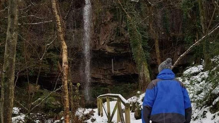 La cascada de El Pímpano, ayer, rodeada de nieve.