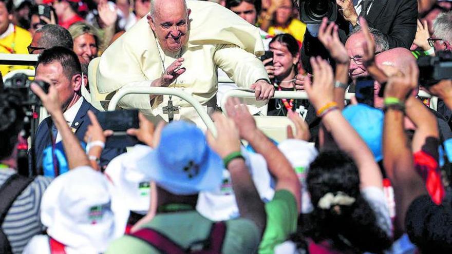 El papa Francisco, aclamado por una multitud, ayer, en Lisboa. |  // EFE