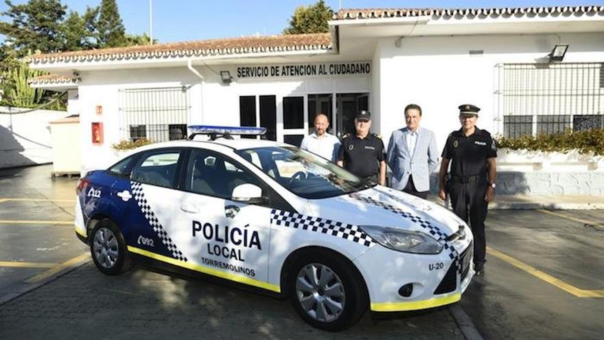 El alcalde, con el coche que ya luce la nueva imagen de la Policía Local de Torremolinos