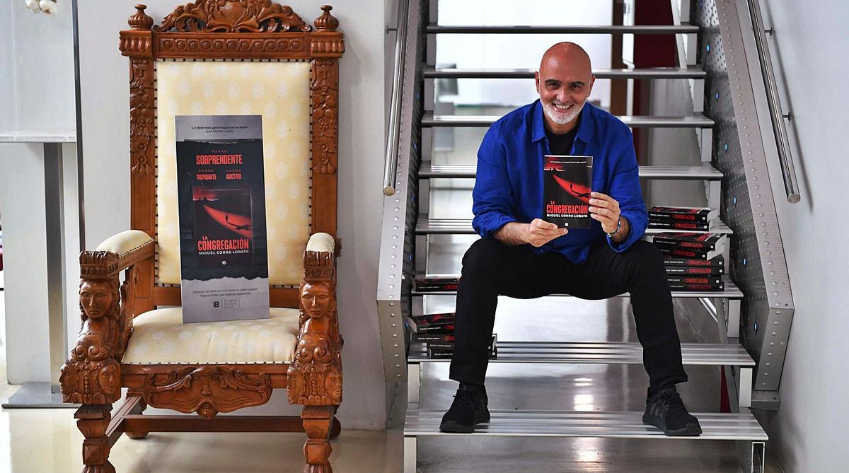 Miguel Conde-Lobato, con su nueva novela ‘La congregación’.   | // VÍCTOR ECHAVE