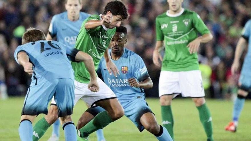 Un jugador local intenta llevarse el balón entre Samper y Kaptoum.