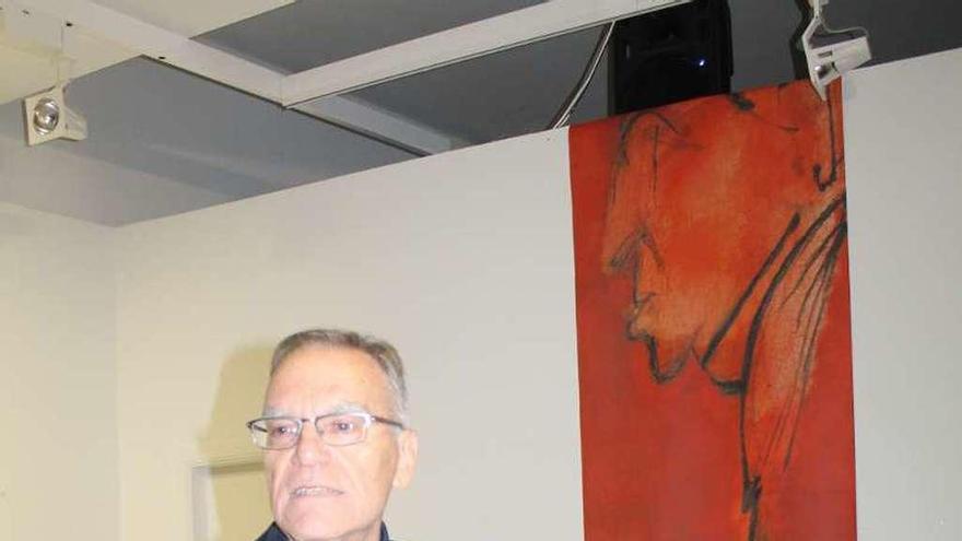 Esteban Domingo Solans, en la sala Álvaro Delgado de Luarca, con una imagen del Premio Nobel Severo Ochoa al fondo.