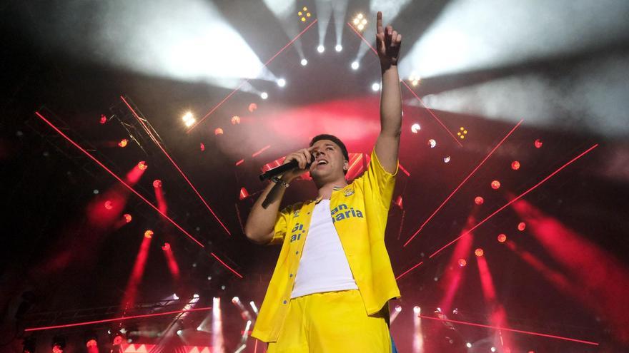 La camiseta de la UD Las Palmas que usó Quevedo en un concierto y está arrasando en ventas