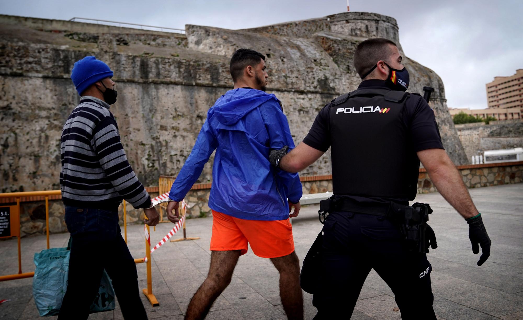 Detenidos decenas de migrantes en Ceuta para identificarlos y hacerles PCRs